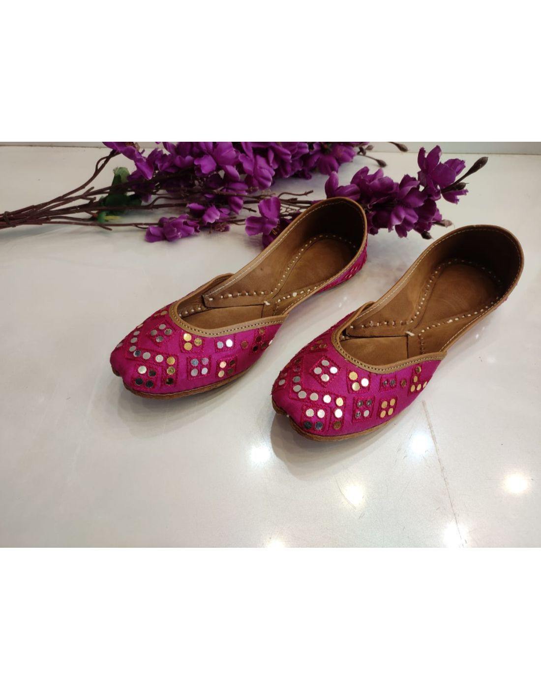 Punjabi Juttis-Women-Glamourental